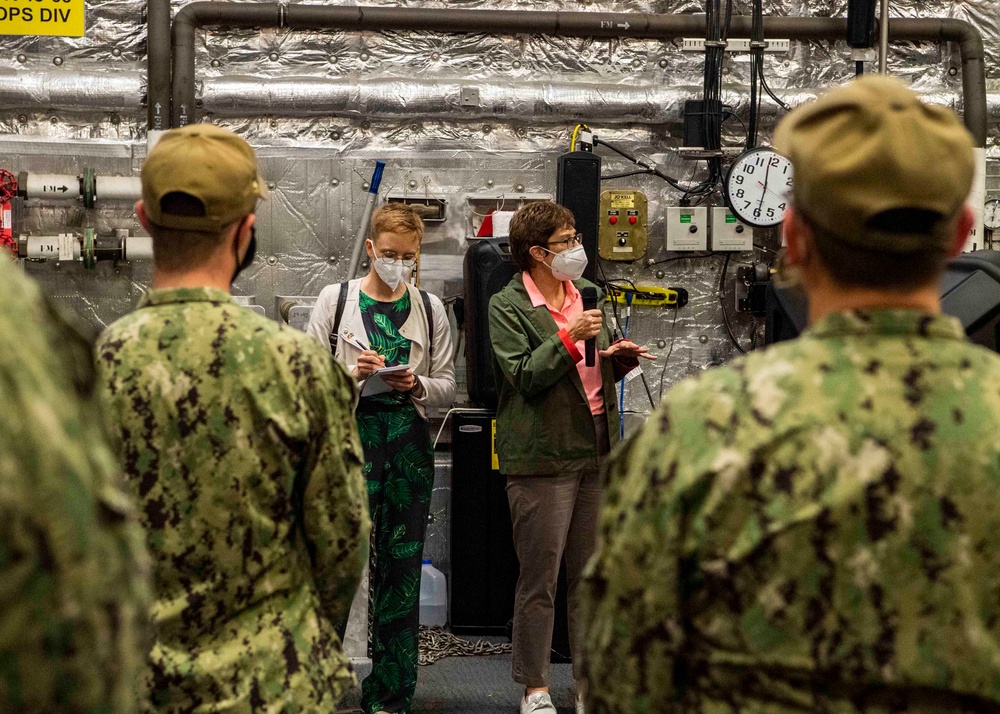 German Defense Minister visits USS Charleston (LCS 18)