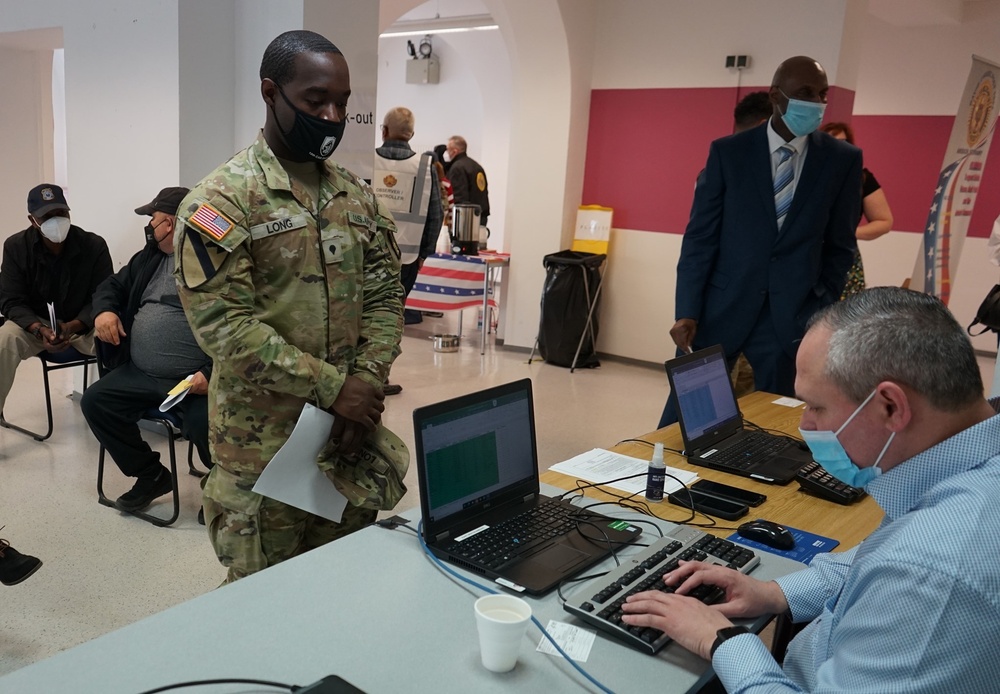 A US Soldier at a COVID vaccine drive