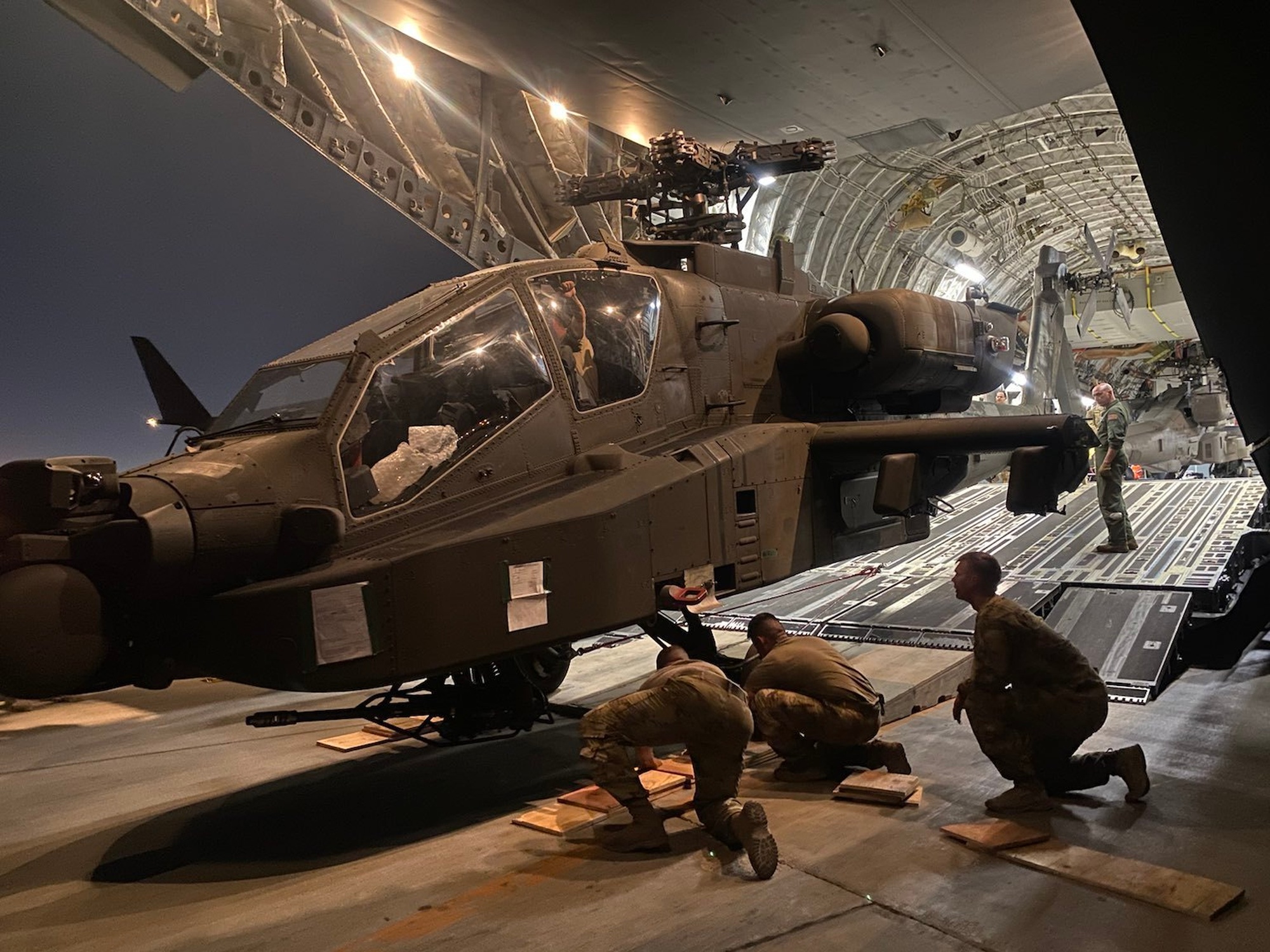 US-ARMY  AH64 アパッチ　 US Army Apaches roar through Latvia, demonstrating lethality