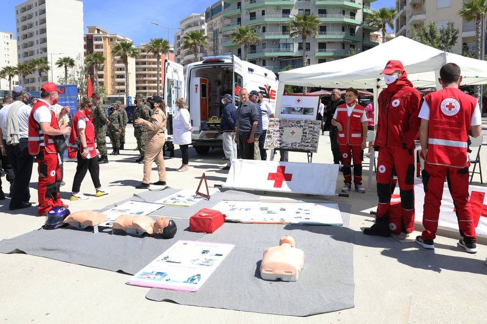 Albanian Red Cross works shoulder to shoulder with military in Vlore