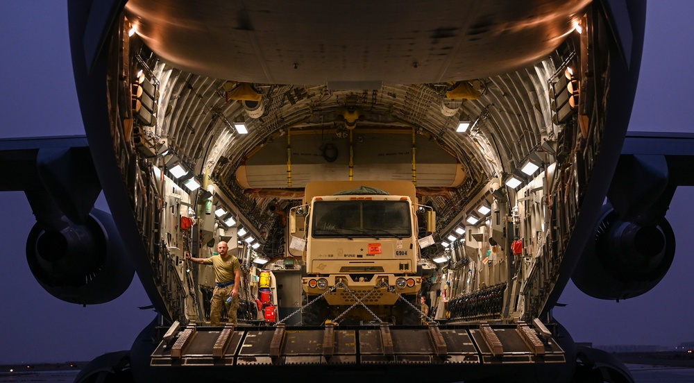 USAF, USA load cargo, Soldiers