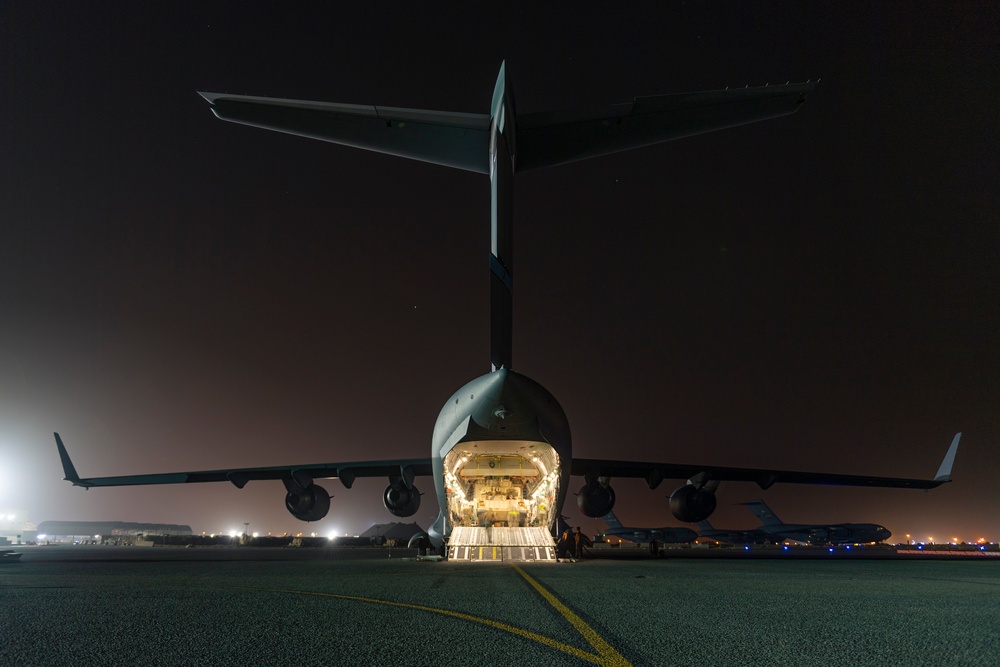 USAF, USA load cargo, Soldiers