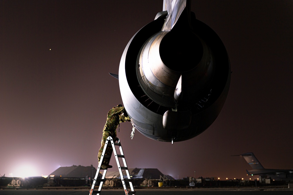 USAF, USA load cargo, Soldiers