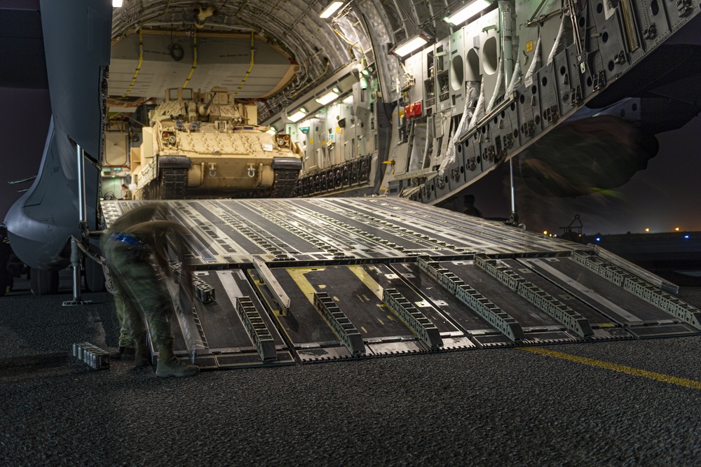 USAF, USA load cargo, Soldiers