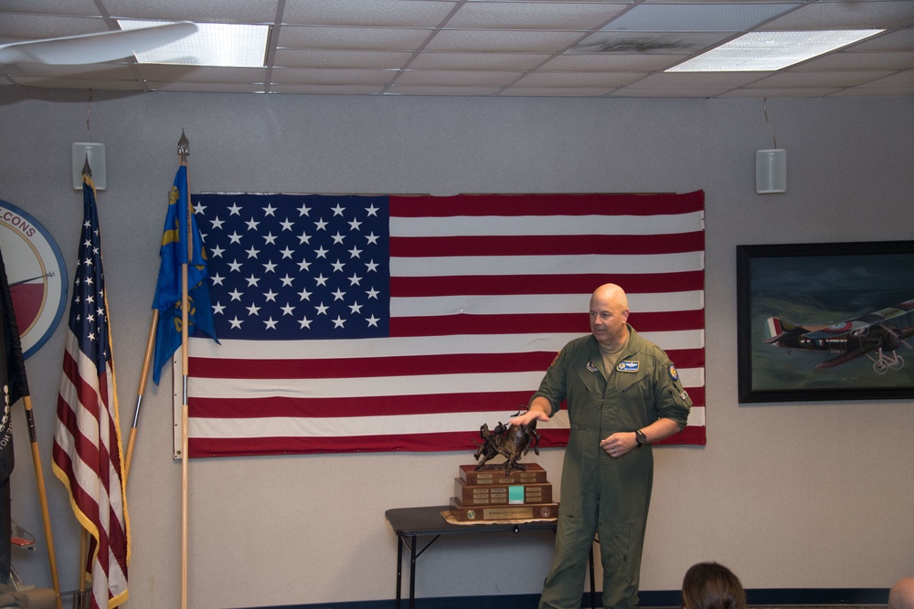 Maj. Gen. Borgen announces the winner