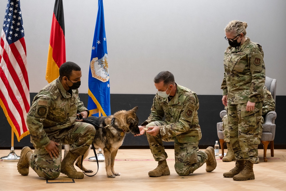 DVIDS - Images - Sabers honor MWD with retirement ceremony [Image 11 of 11]