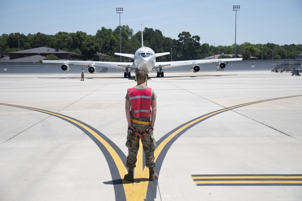 Team JSTARS Crew Chief Directs Aircraft