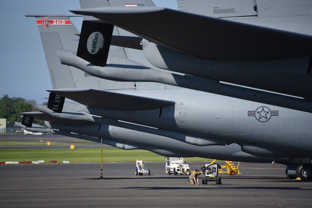 Ohio ANG maintainers prep KC-135 in Scotland