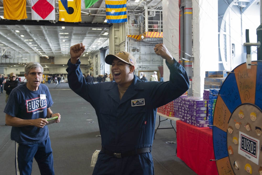 USS Carl Vinson (CVN 70) holds USO event
