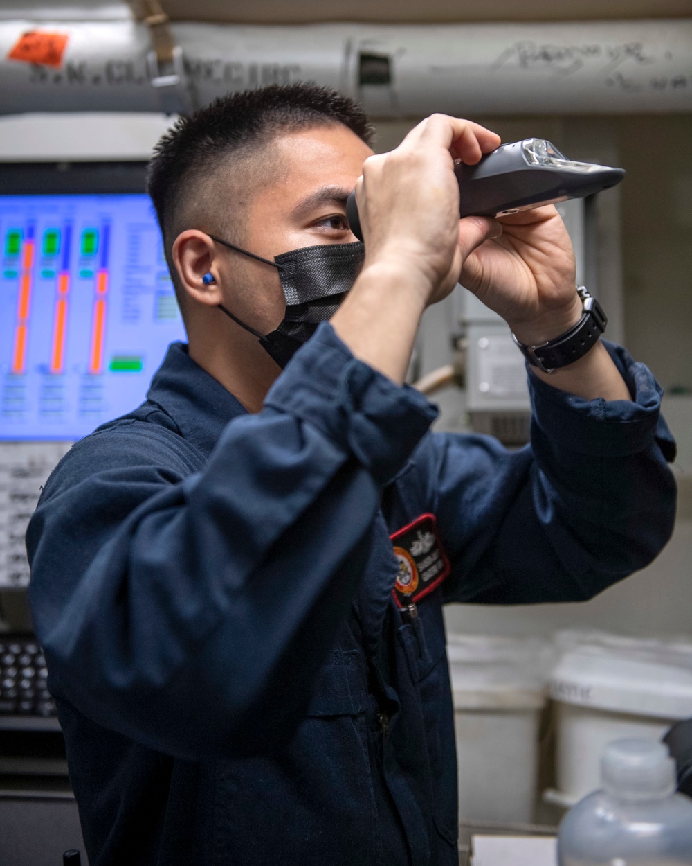 DVIDS Images Sailor conducts a FISII test of JP5 fuel [Image 2 of 2]