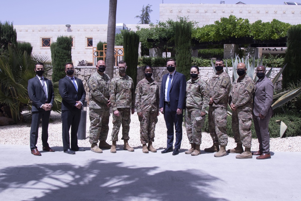 Connecticut Senator Enjoys Lunch with Connecticut Soldiers Overseas
