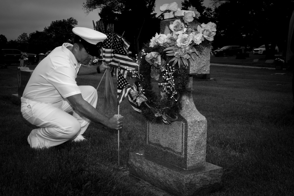 USS INDIANAPOLIS (LCS 17) Sailors Place Flags on Local Veterans' Graves
