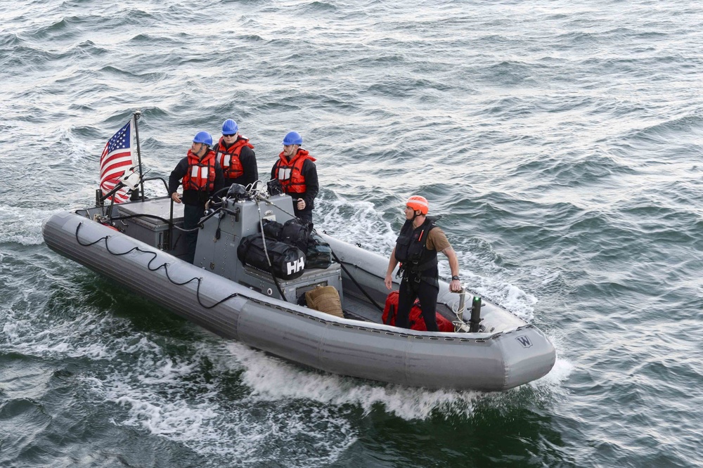 USS Gabrielle Giffords (LCS 10) Sailors transport personnel to shore