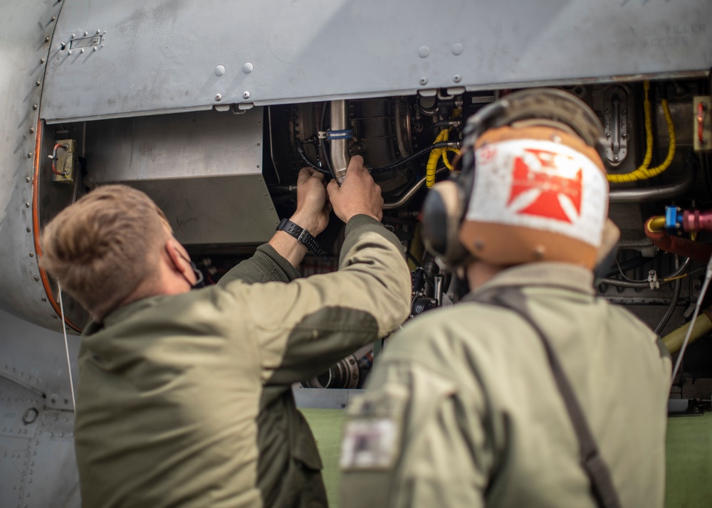 VMA-214 and VMM-165 conduct routine maintenance