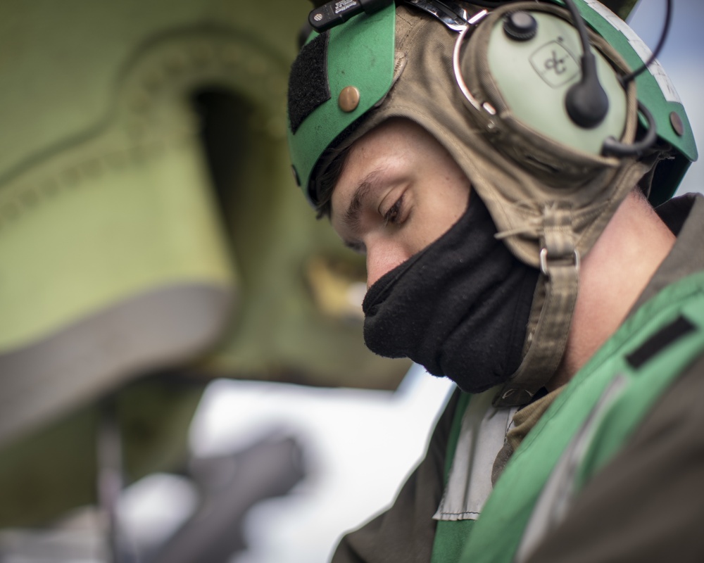 VMA-214 and VMM-165 conduct routine maintenance