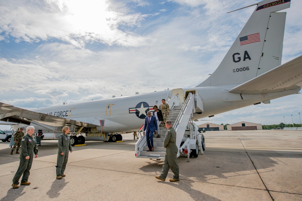Sen. Warnock visits JSTARS at Robins Air Force Base