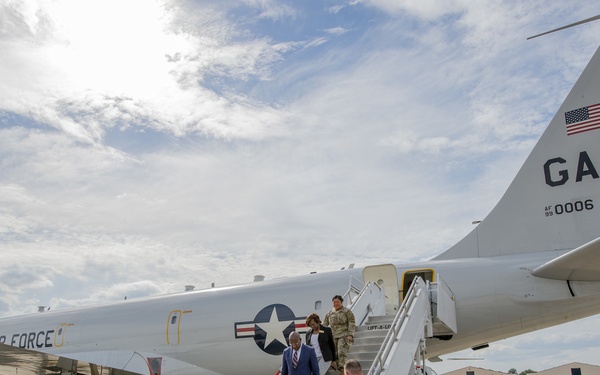 Sen. Warnock visits JSTARS at Robins Air Force Base