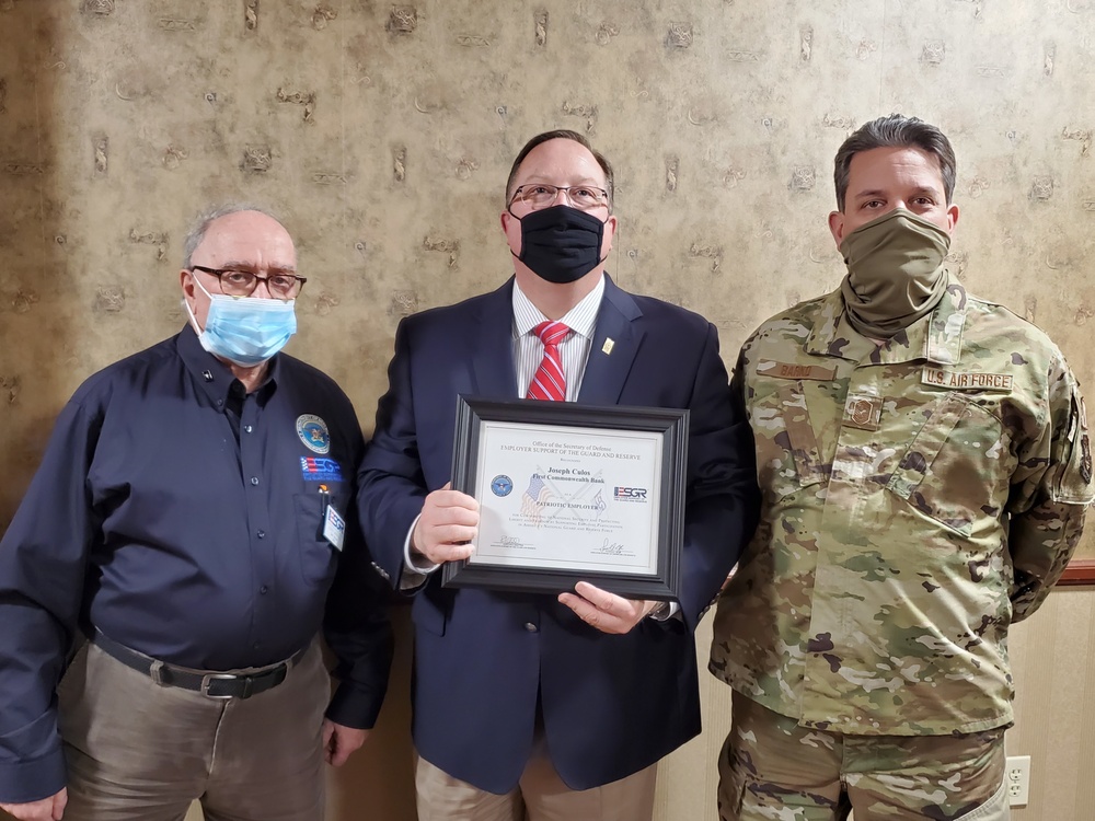 DVIDS Images 910 AW PA, ESGR team up to present Patriot Award