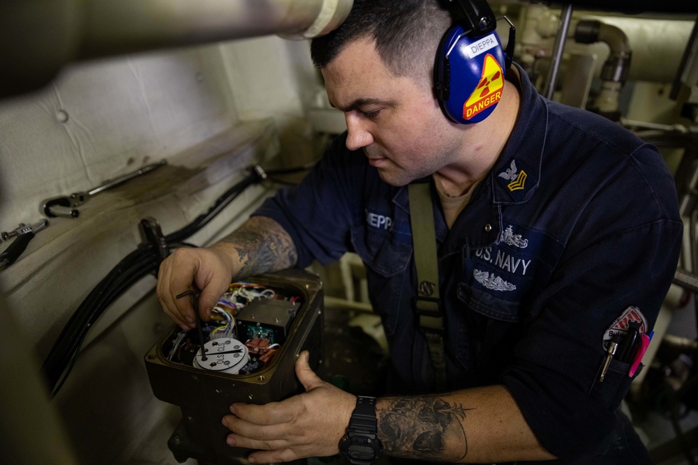 USS Sioux City Sailor Conducts Maintenance on Machinery