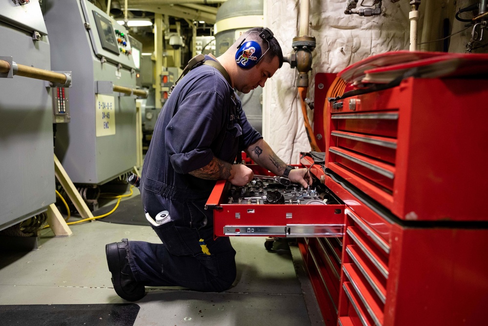 USS Sioux City Sailor Prepares to Conduct Maintenance on Machinery