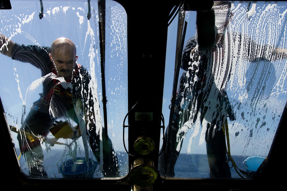 USS Sioux City Sailors Conduct a Freshwater Washdown