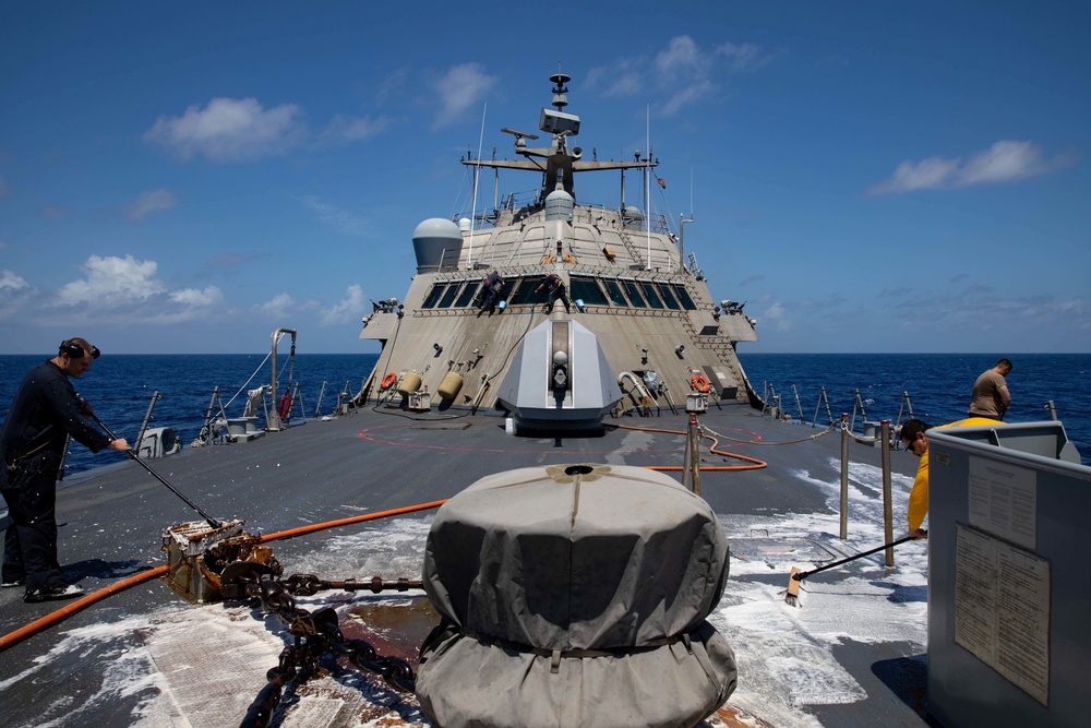 USS Sioux City Sailors Conduct a Freshwater Washdown