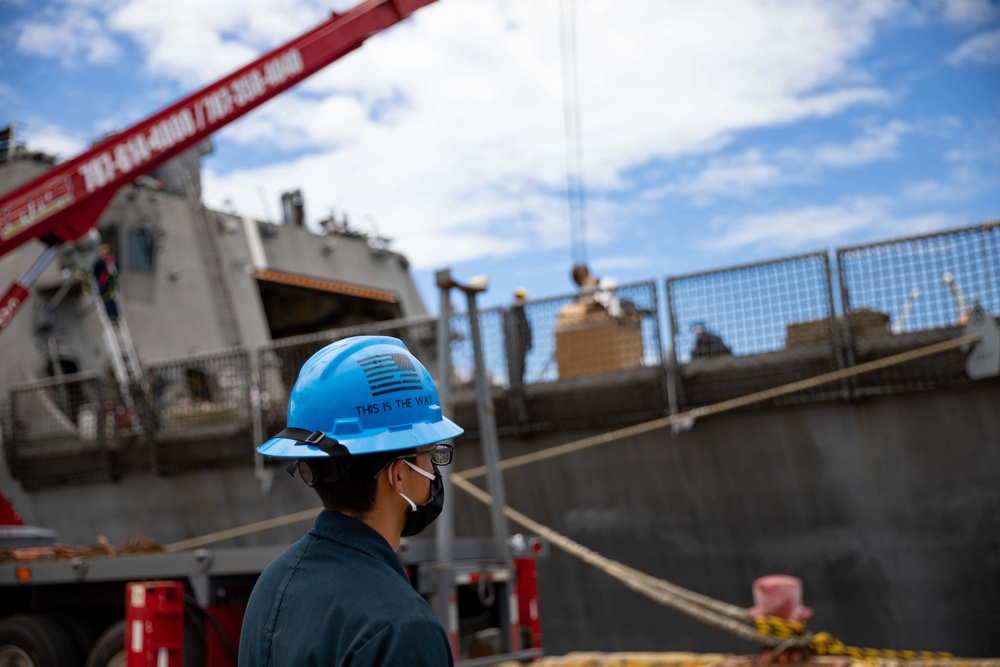 USS Sioux City Sailor Participates in a Stores Onload While is in Puerto Rico