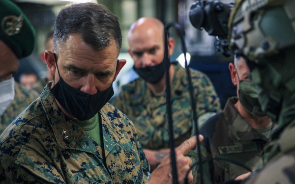 2d MARDIV CG visits French Forces