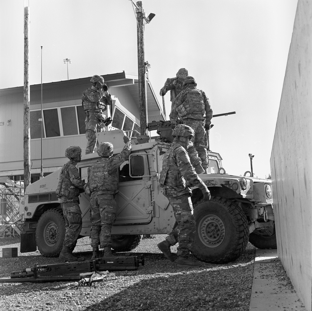 ‘Denali’ paratroopers conduct machine gun qualification