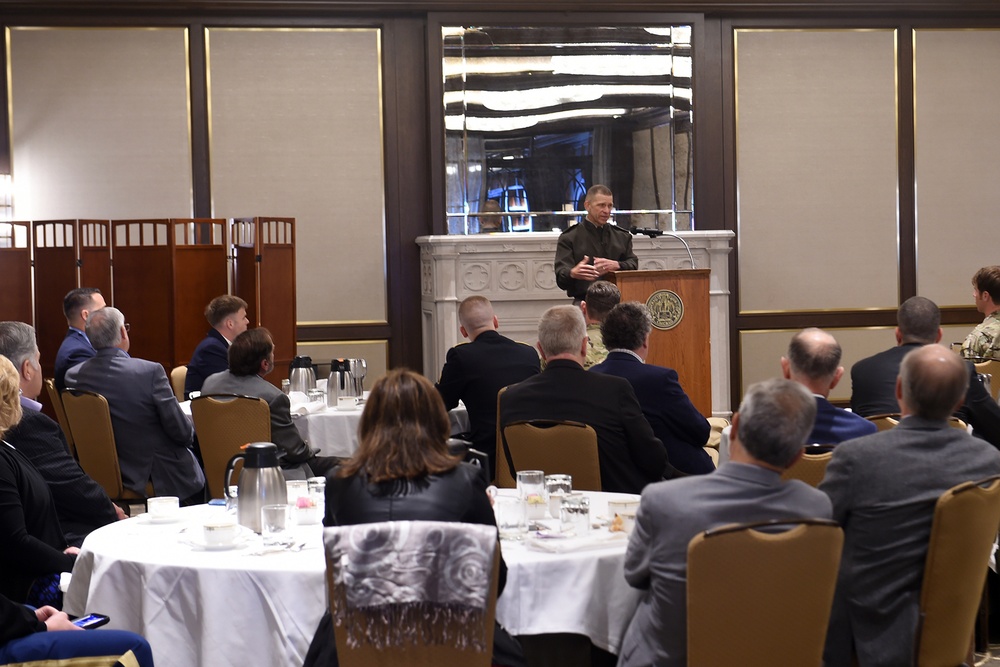 Sergeant Major of the Army Meets with Chicago Community leaders during Memorial Day Weekend