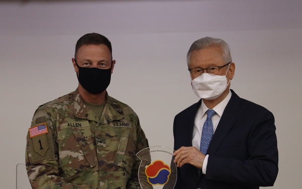 19th ESC Soldiers discuss leadership with Korean Army cadets