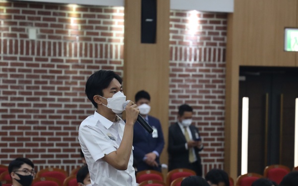 19th ESC Soldiers talk leadership with Korean Army cadets