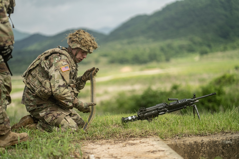 USARPAC BWC 2021: South Korea, Eighth Army, Sgt. Steven Levesque loads a 240B Machine Gun