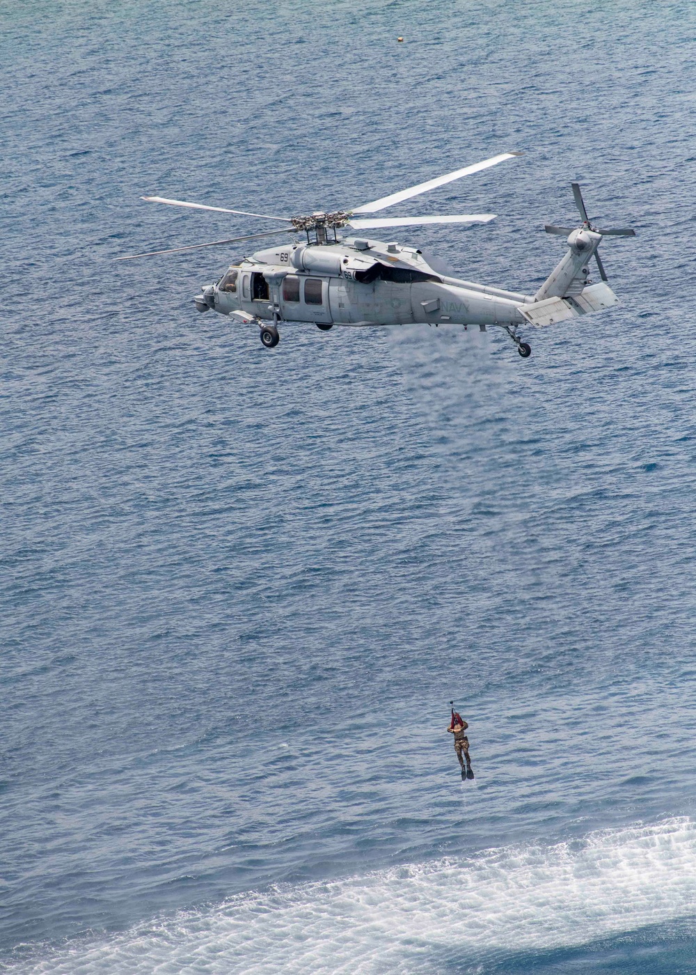 USS Tulsa (LCS 16), HSC-21 train with EOD Mobile Unit 5