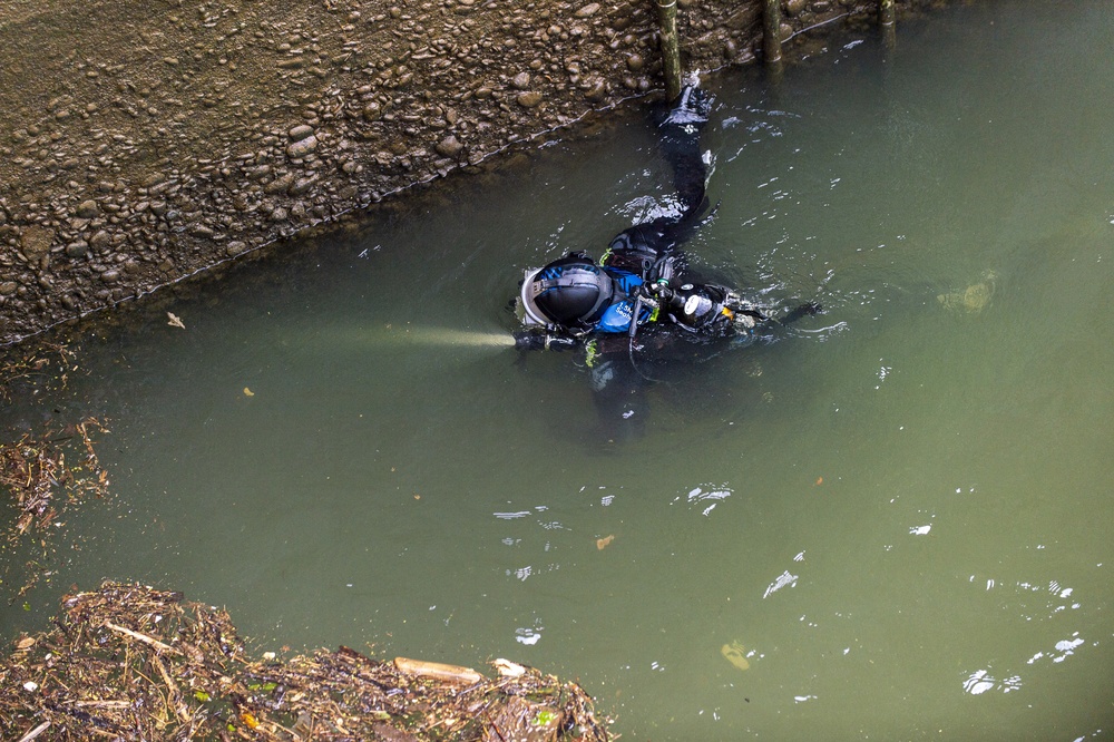 Collateral duty: Pittsburgh divers step up to dive down