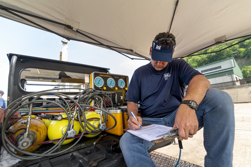 Collateral duty: Pittsburgh divers step up to dive down