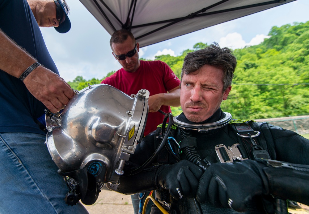 Collateral duty: Pittsburgh divers step up to dive down