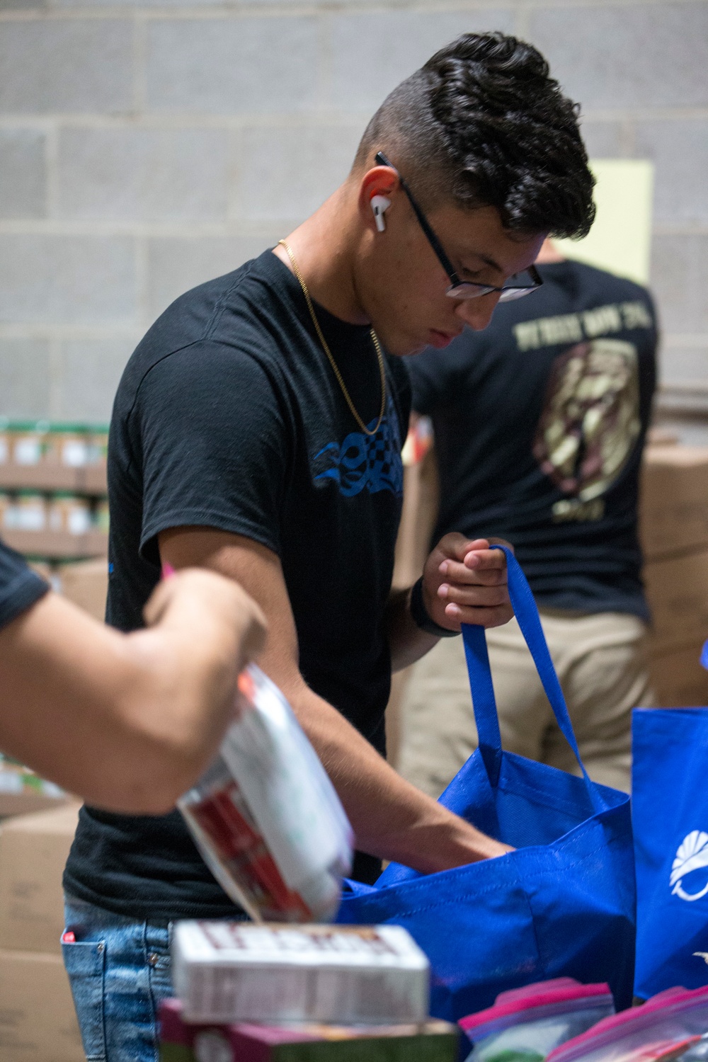 Barracks Marine volunteer for Baltimore Hunger Project