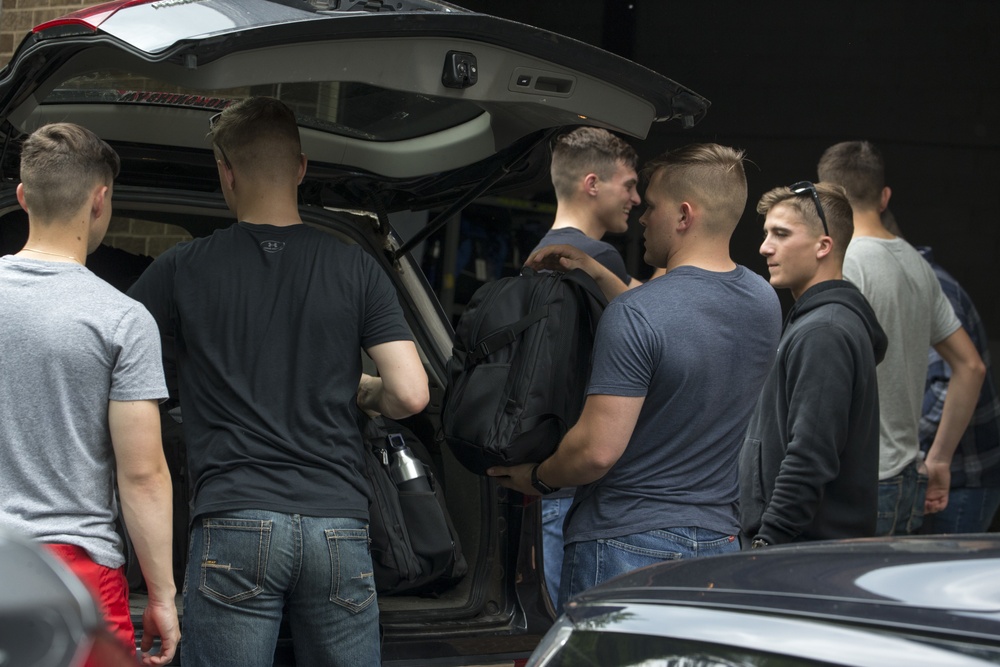 Barracks Marine volunteer for Baltimore Hunger Project