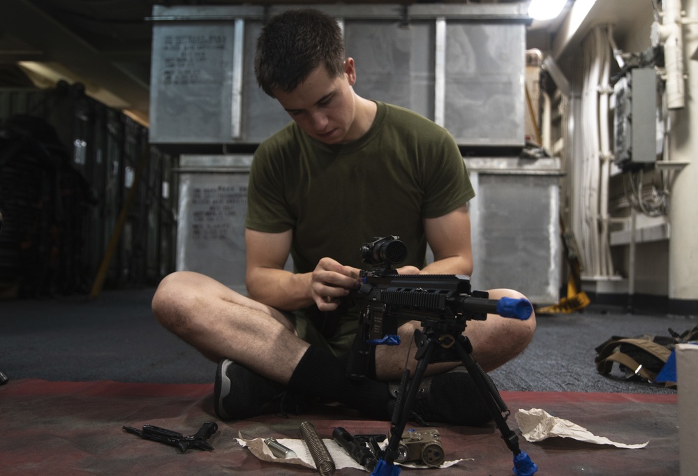 15th MEU Marines, Sailors camouflage rifles