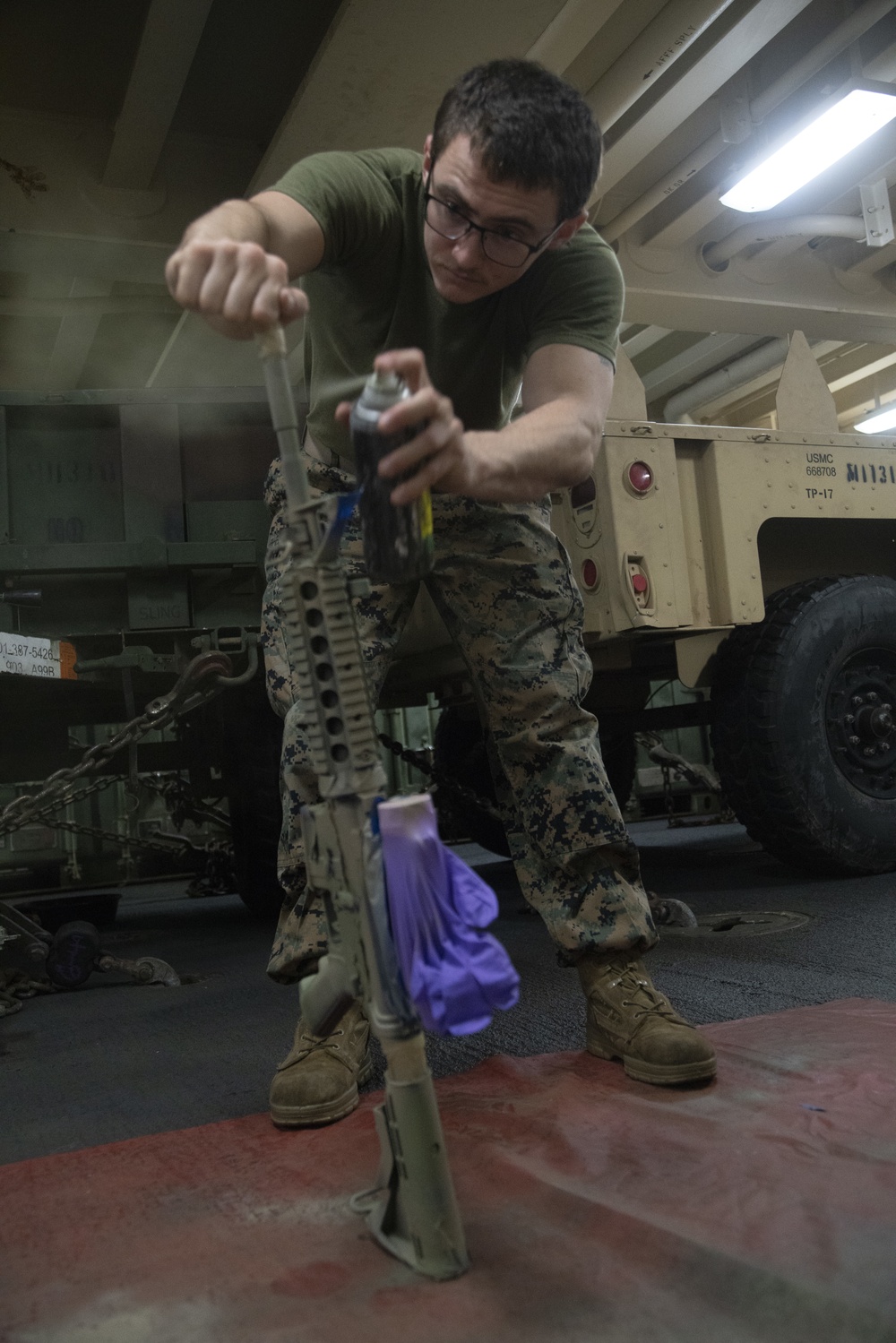 15th MEU Marines, Sailors camouflage rifles