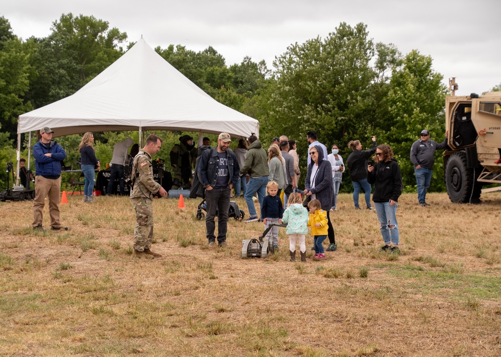 NCARNG RRB, NCNG Museum &amp; 430th EOD @ First Fruits Farm Memorial Balloon Festival