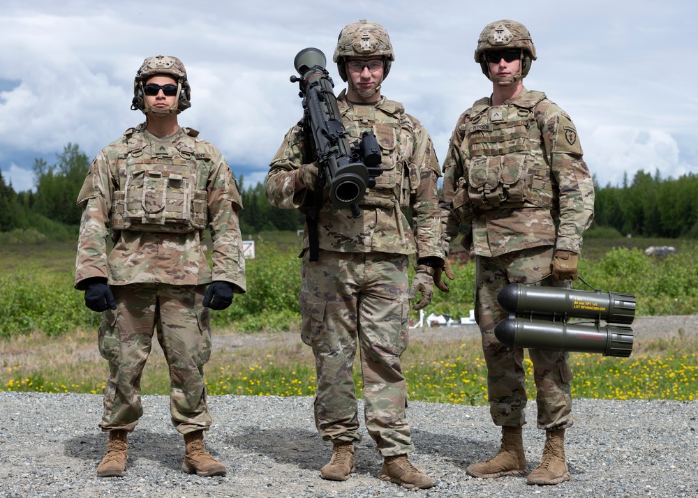 Blackfoot Co., ‘1 Geronimo' paratroopers fire the Carl Gustaf at JBER