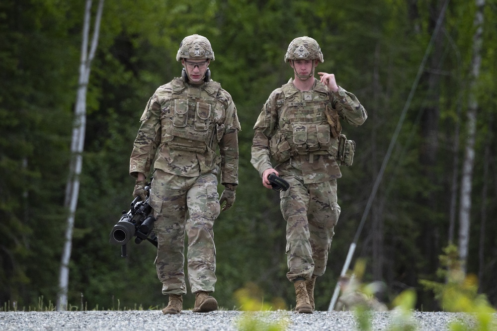 Blackfoot Co., ‘1 Geronimo' paratroopers fire the Carl Gustaf at JBER