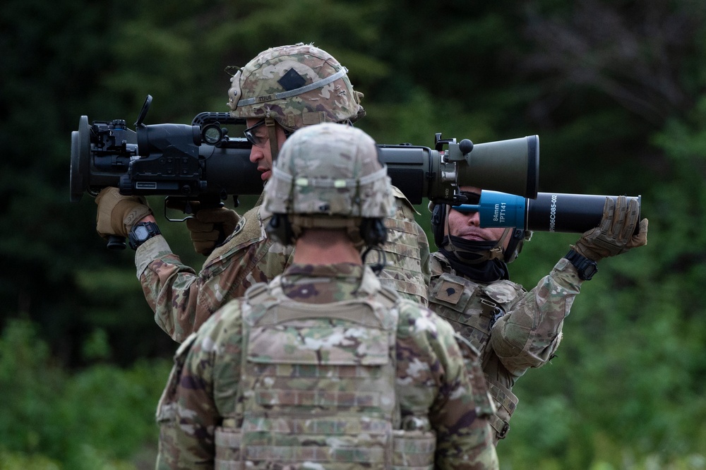 Blackfoot Co., ‘1 Geronimo' paratroopers fire the Carl Gustaf at JBER