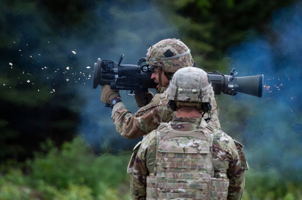 Blackfoot Co., ‘1 Geronimo' paratroopers fire the Carl Gustaf at JBER