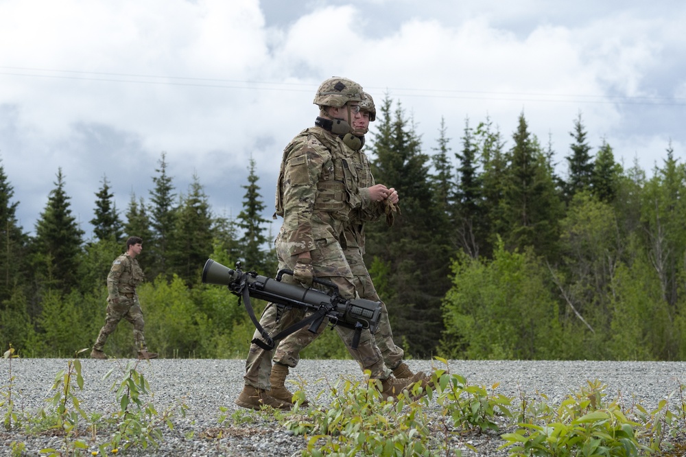 Blackfoot Co., ‘1 Geronimo' paratroopers fire the Carl Gustaf at JBER