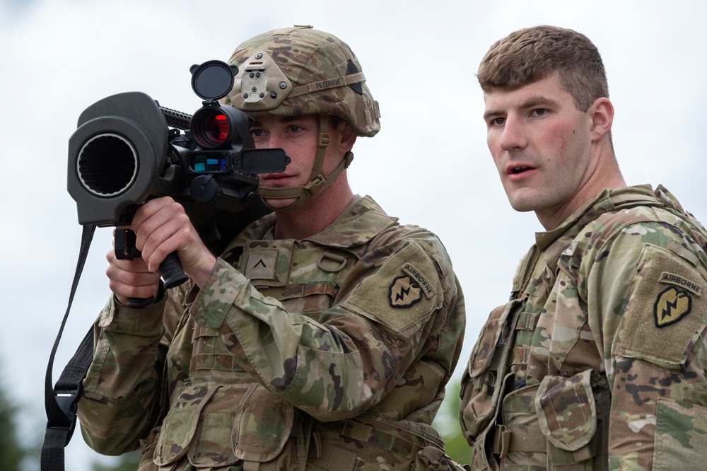 Blackfoot Co., ‘1 Geronimo' paratroopers fire the Carl Gustaf at JBER