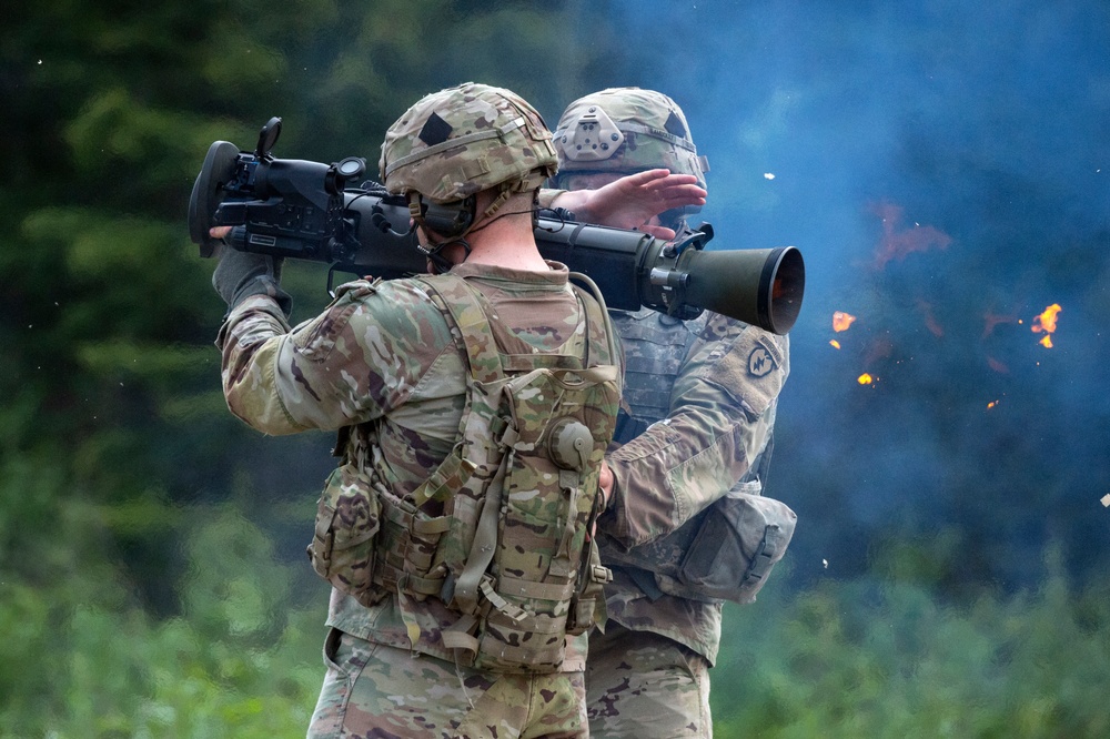 Blackfoot Co., ‘1 Geronimo' paratroopers fire the Carl Gustaf at JBER