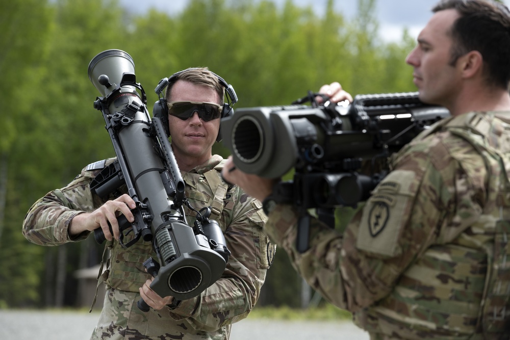 Blackfoot Co., ‘1 Geronimo' paratroopers fire the Carl Gustaf at JBER